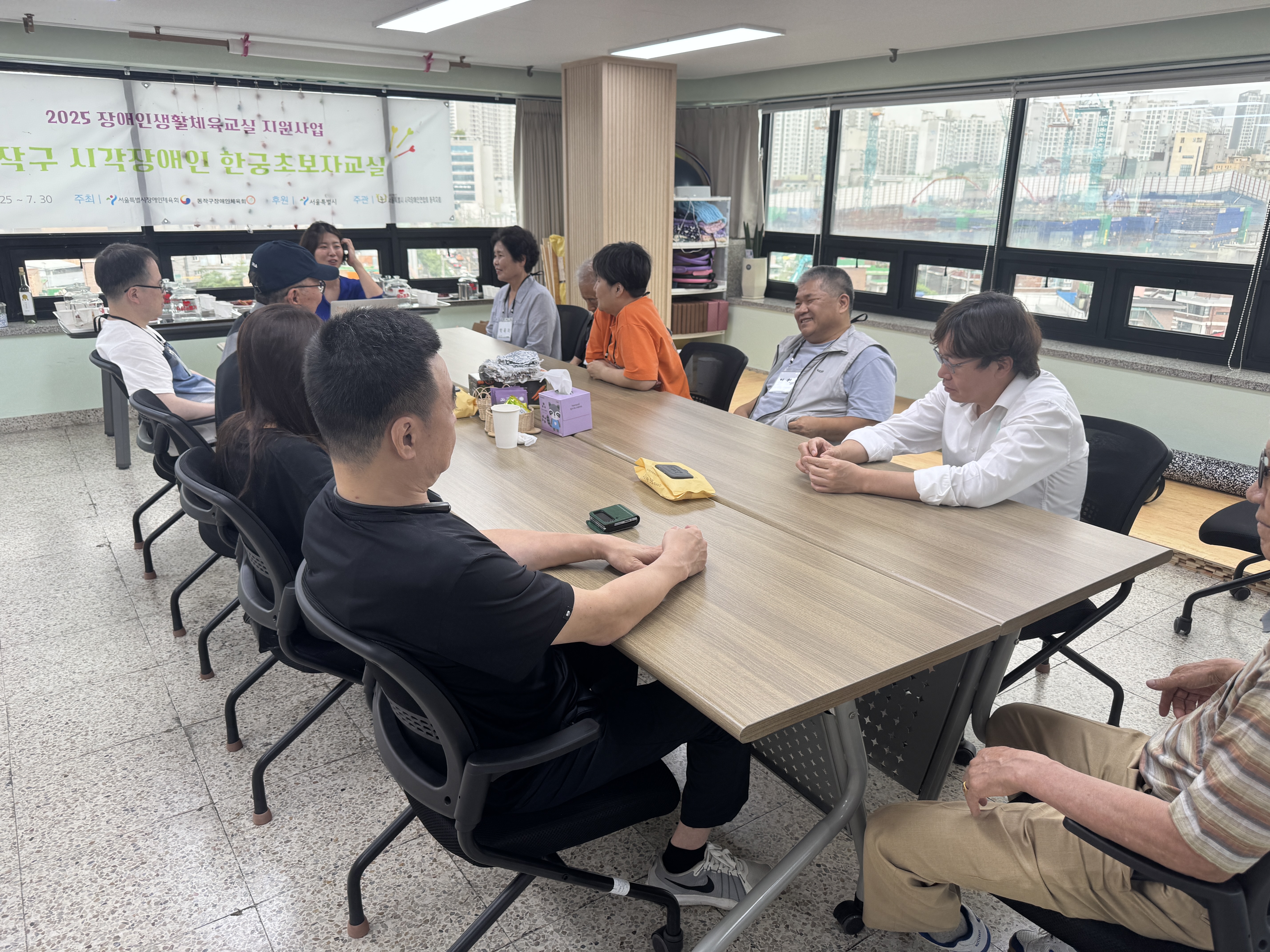 술의 전통에 대해 이야기를 듣는 모습