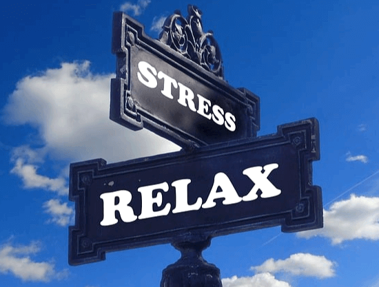 파란 하늘을 배경으로 영어로 스트레스와 릴렉스라고 끄인 파란 푯말이 겹쳐져 있다.