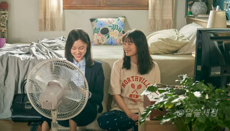 친구와 나란히 앉아 웃는 천우희