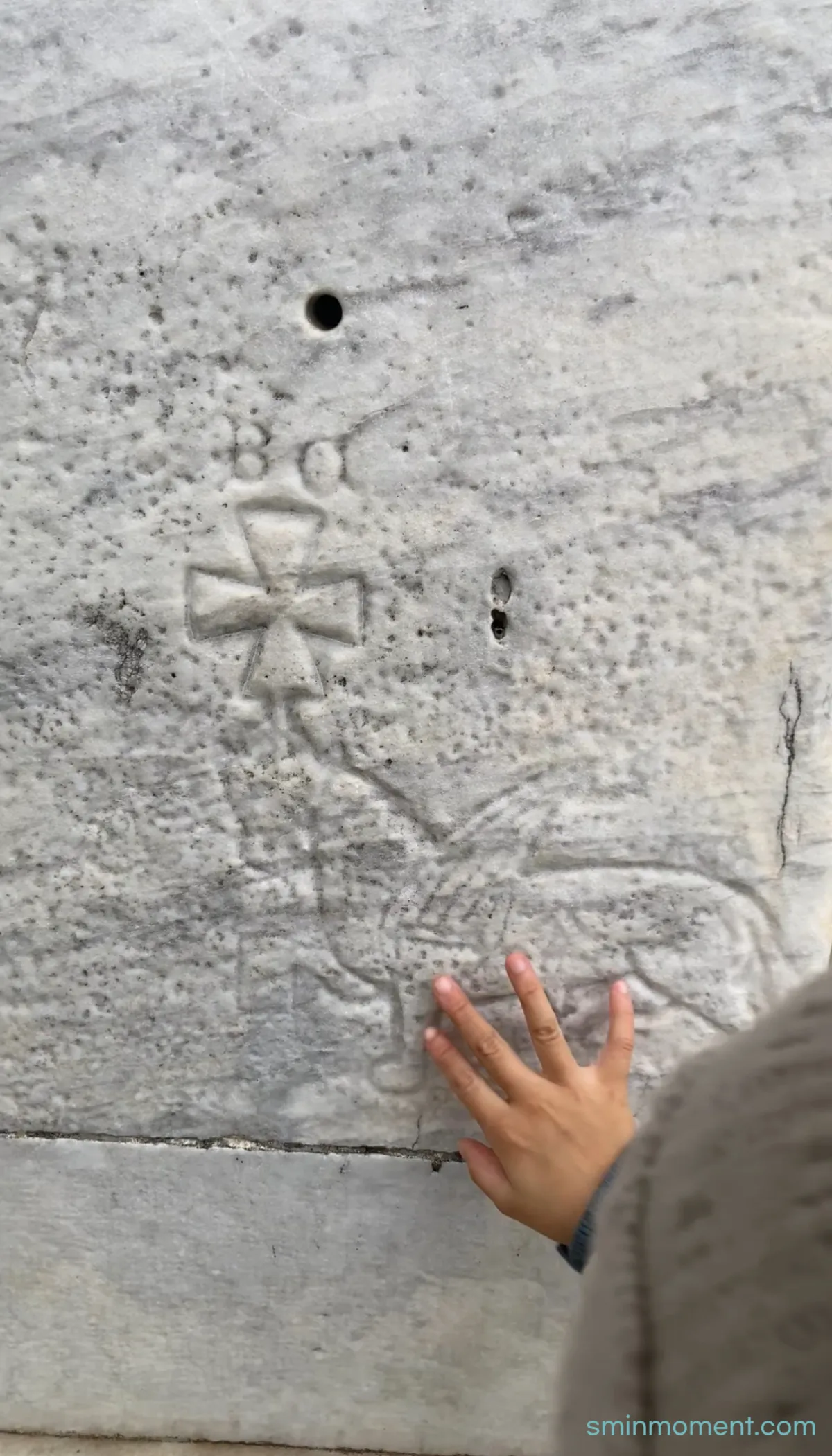 피사의사탑-두오모외벽-만지기-아쉬움-딸-아이-손