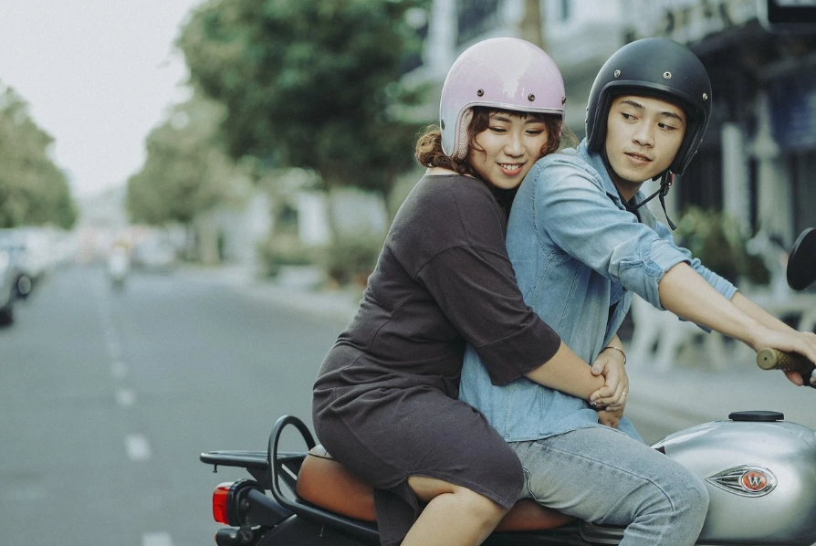 오토바이를 타고 있는 커플