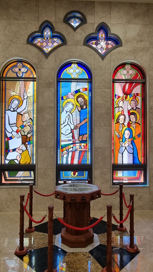 부산 온천성당 스테인드글라스, 세례대