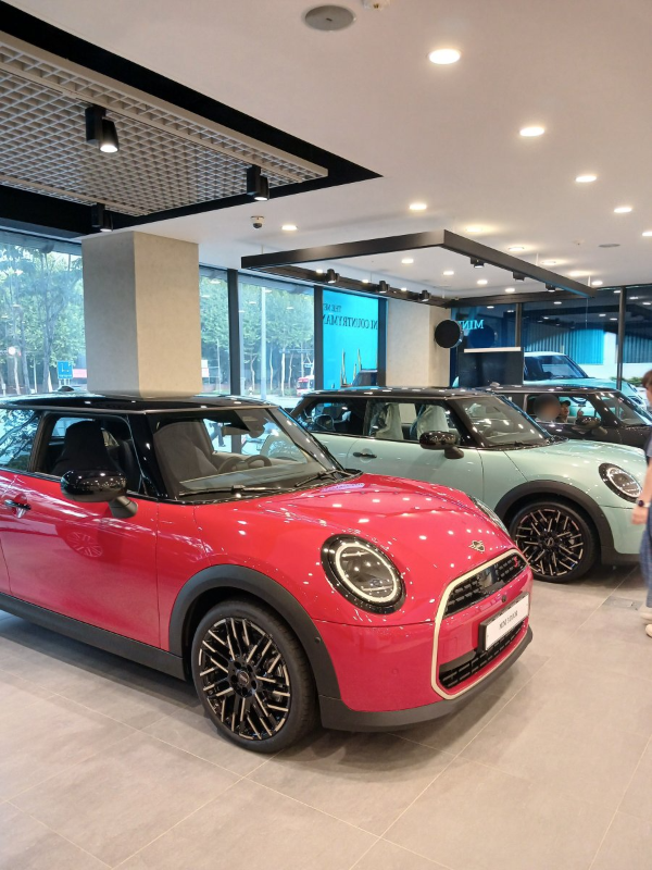 미니 전시장 안 미니쿠퍼들