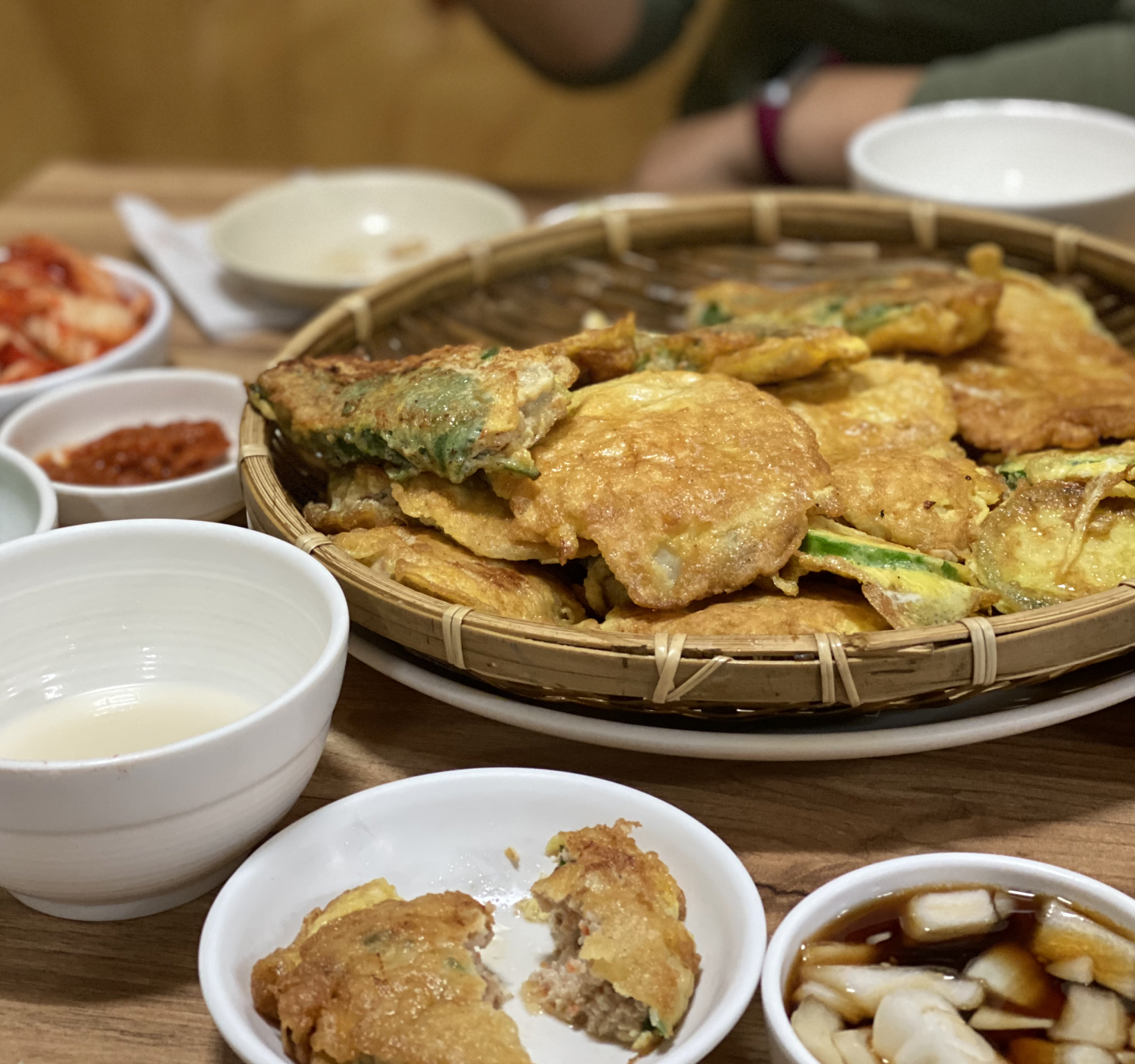 간장소스가 곁들여진 부침개 모습