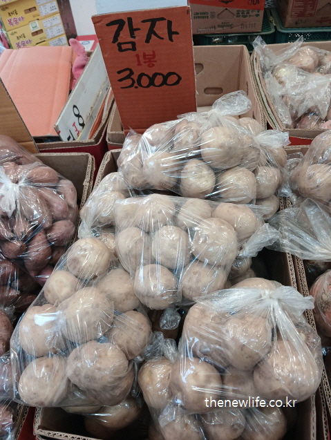 마트에 진열된 봉지 포장 감자 – 마른비만 예방에 좋은 복합 탄수화물 식품