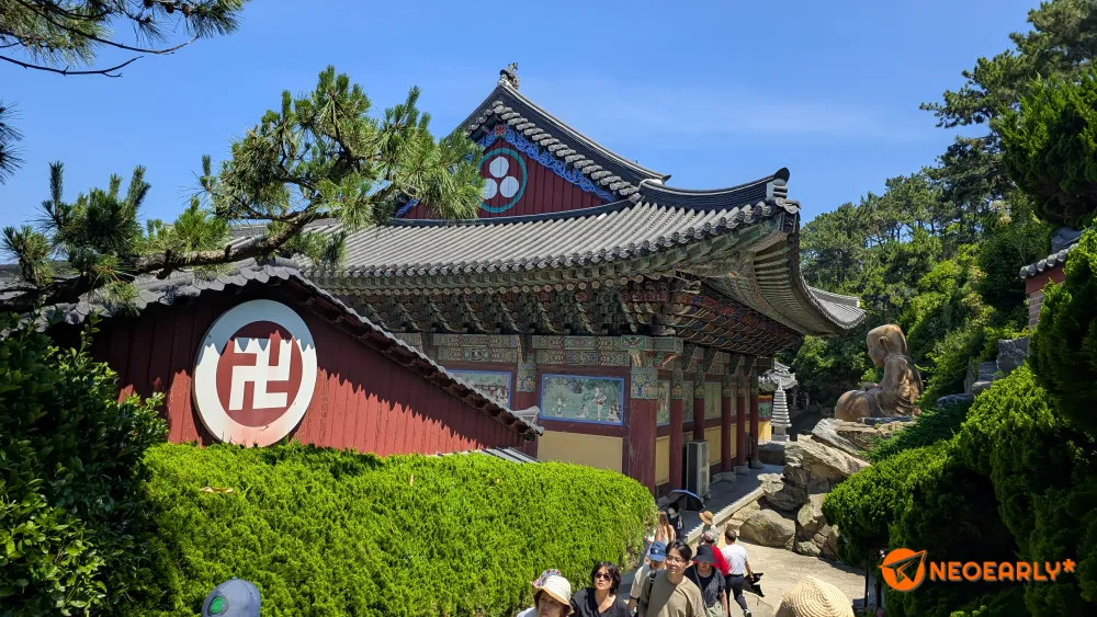 해동용궁사는 규모가 그리 크지 않았습니다.