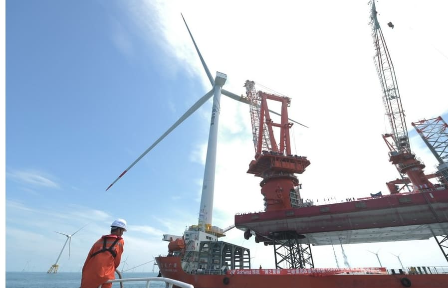세계 최대 풍력 발전터빈 설치 완료..."50층 건물 높이" VIDEO: Installation of world's first 16-megawatt offshore wind turbine completed
