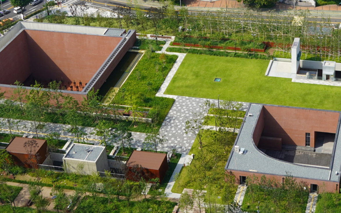 웅장한 붉은 벽돌의 서소문성지 역사 박물관 전경