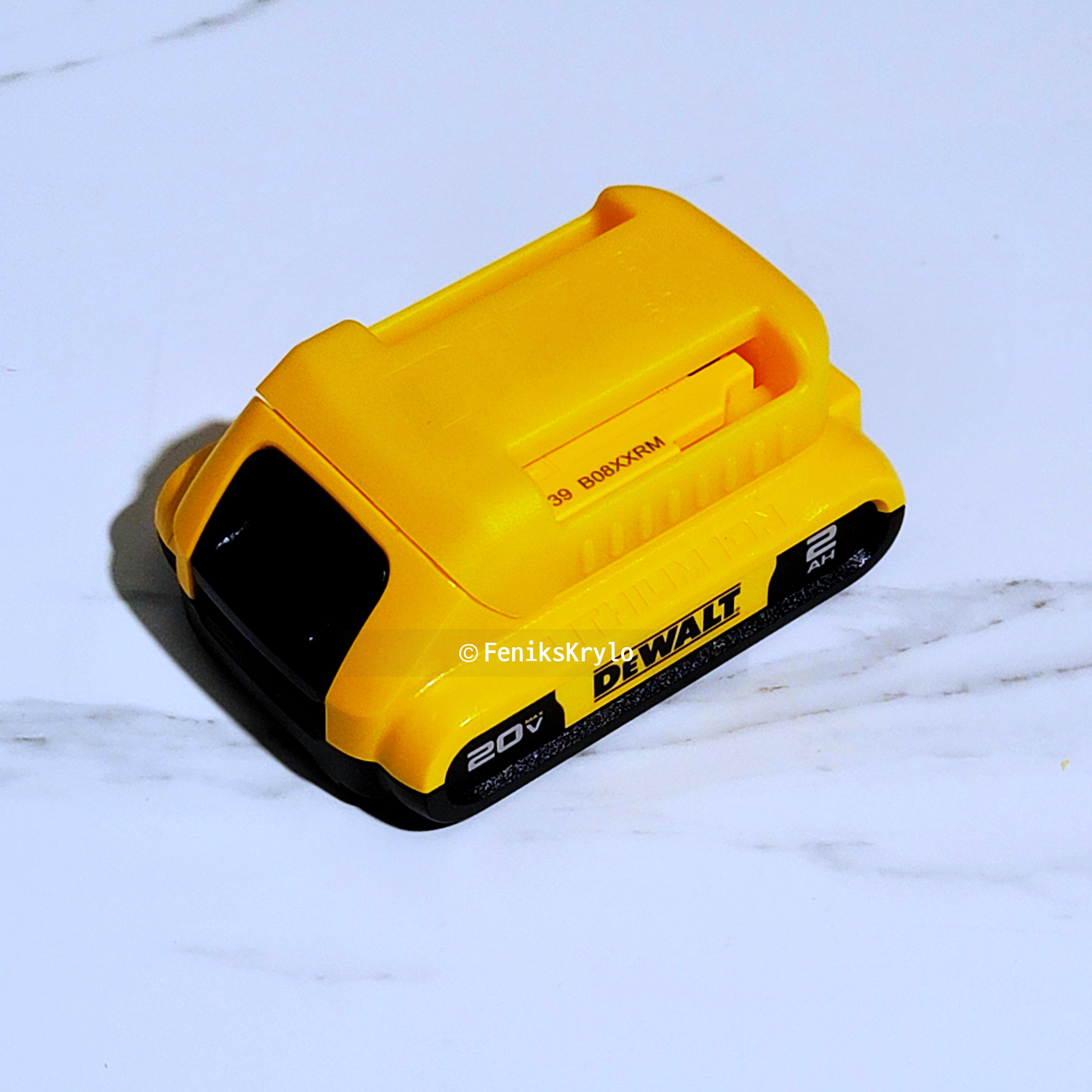 사은품으로-받은-배터리-커버를-장착한-배터리가-테이블-위에-놓여있다.