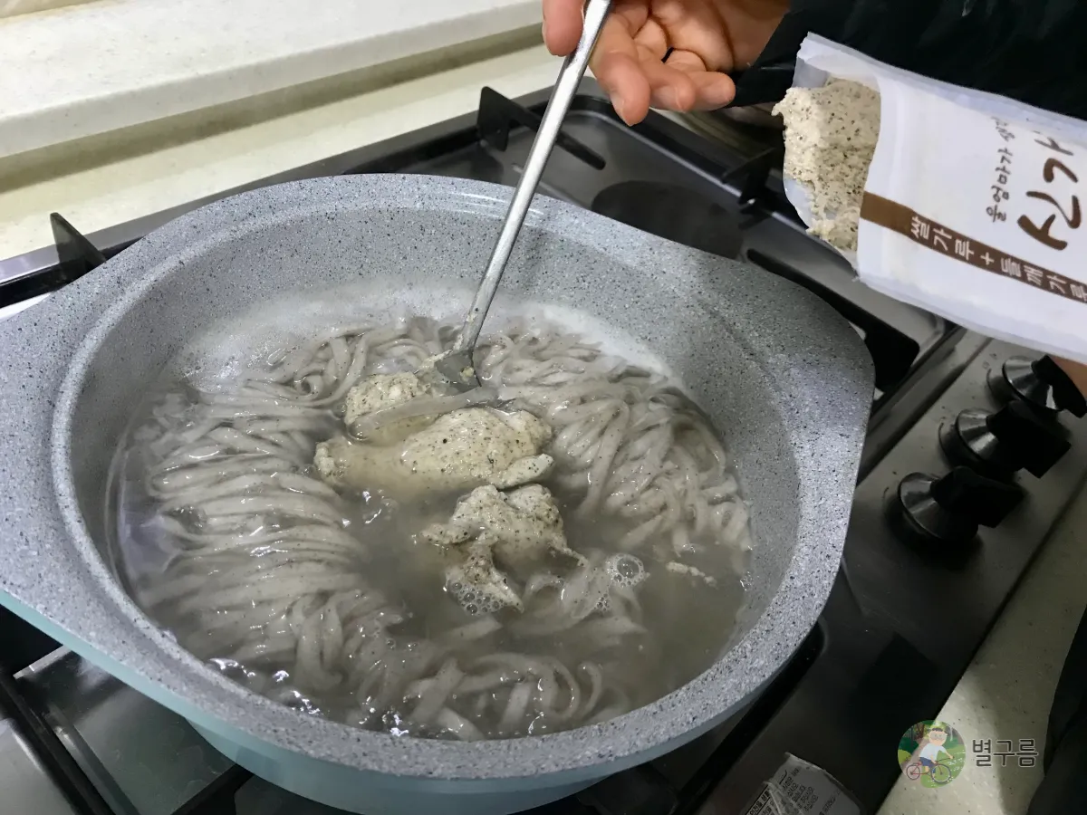 신가네칼국수-들깨칼국수-조리과정-국물에-들깨가루를-넣고있다