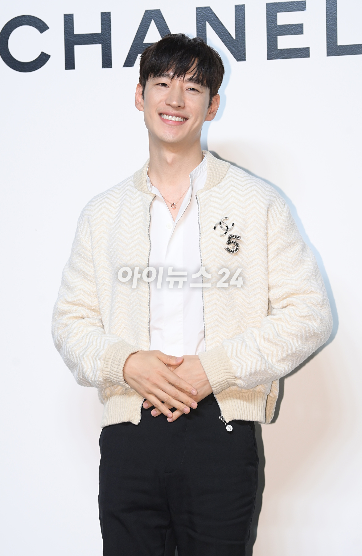 배우 이제훈이 6일 오후 서울 강남구 청담동 인근에서 진행된 샤넬X프리즈 칵테일 리셉션 행사에 참석하고 있다. [사진=정소희 기자]