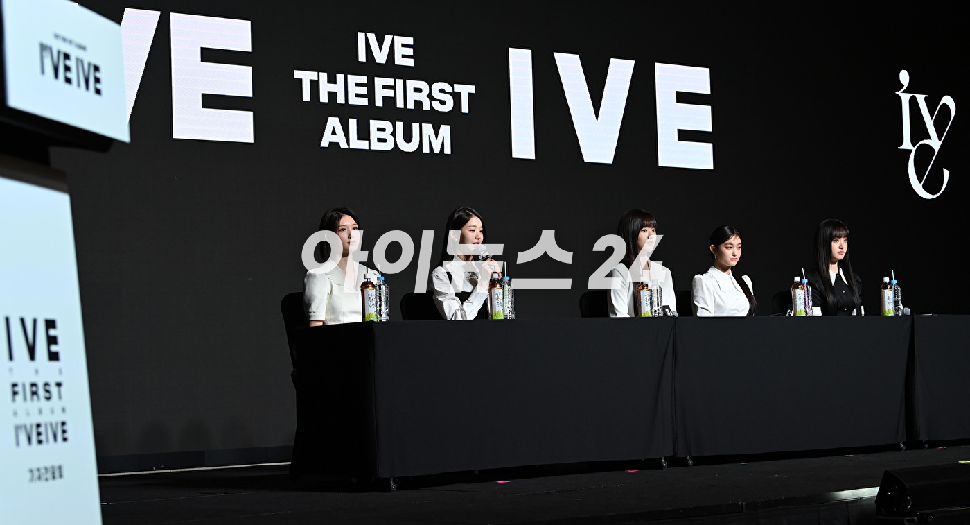 그룹 아이브가 10일 오후 서울 영등포구 여의도동 콘래드 호텔에서 열린 첫 번째 정규 앨범 '아이해브 아이브(I've IVE)' 발매 기념 기자간담회에서 인사말을 하고 있다. [사진=김성진 기자]
