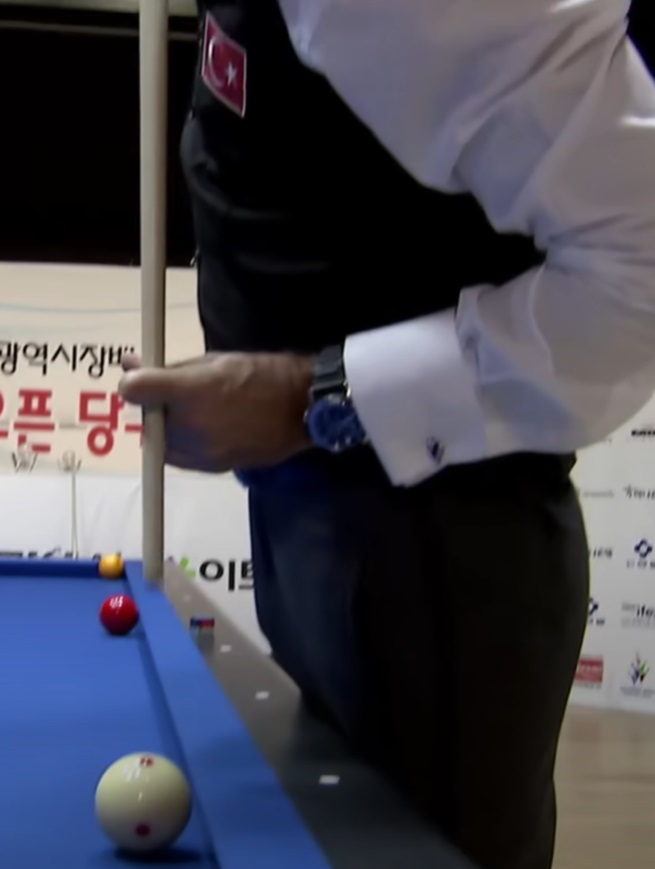 세미 세이기너 당구선수가 묘기당구를 선보이고 있는 장면 4