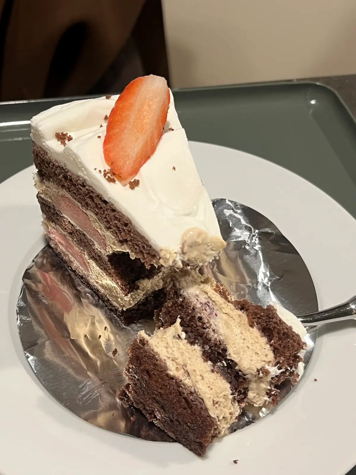 콘피 딸기 얼그레이 초코 케이크