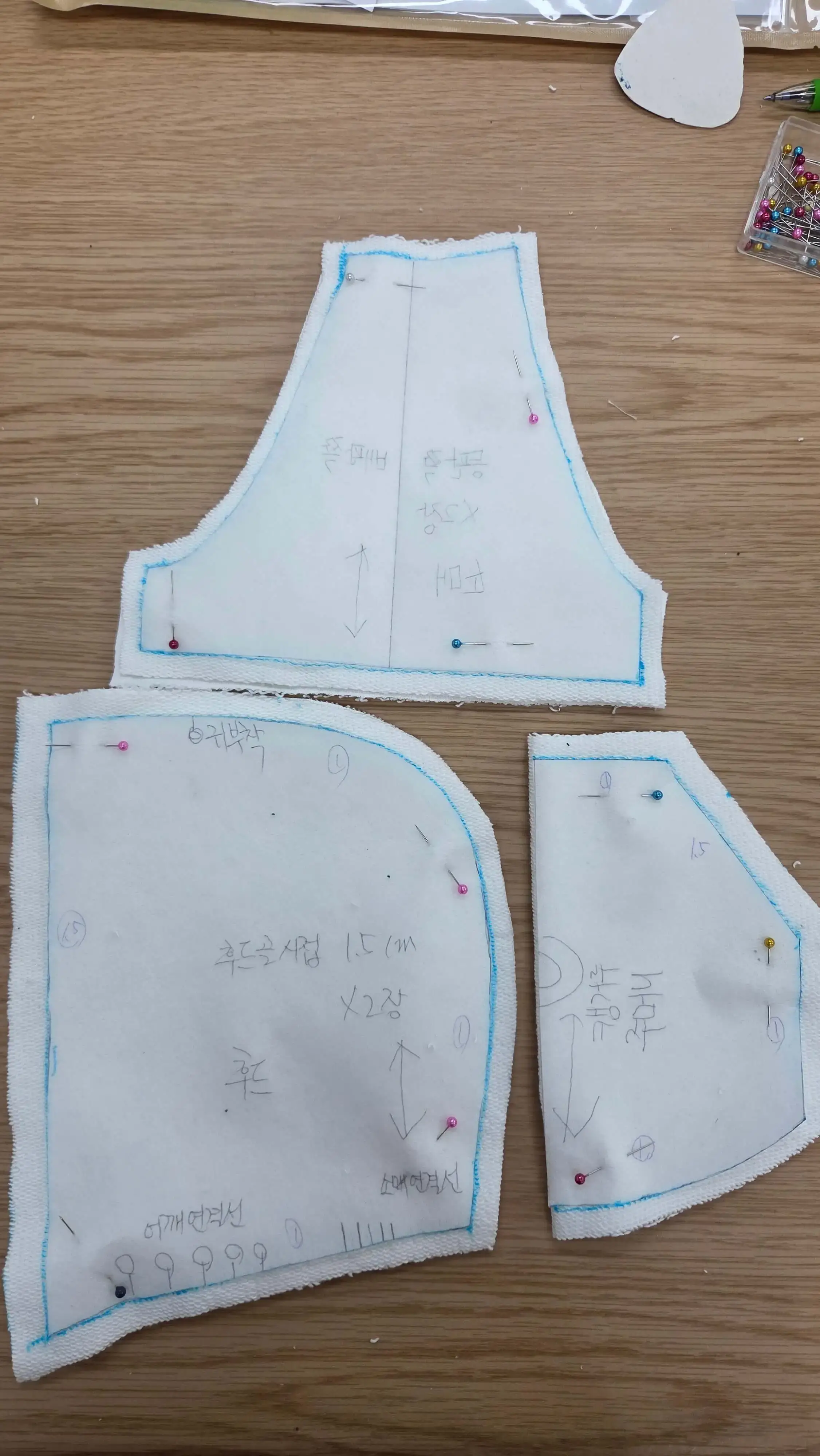 애견 후드티 제작을 위해 심지를 붙인 원단과 재단 조각을 준비한 모습