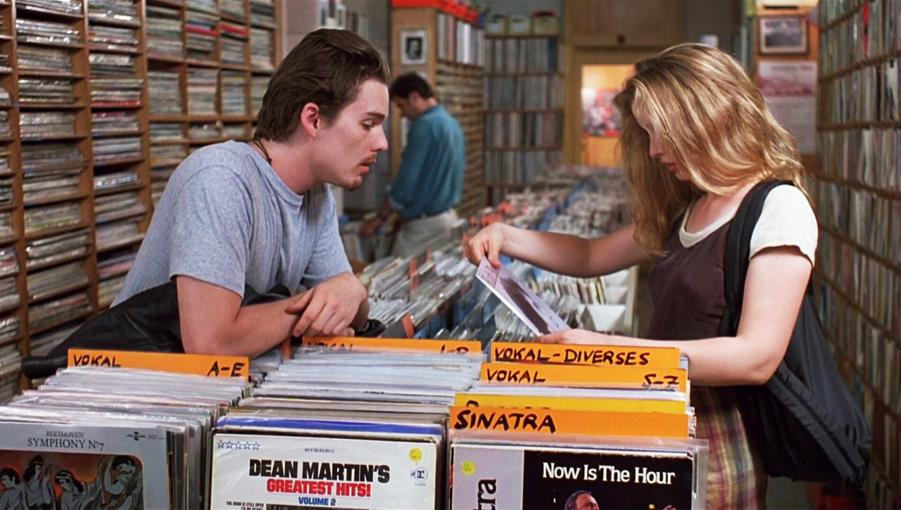 레코드 점에서 레코드를 고르고 있는 주인공들