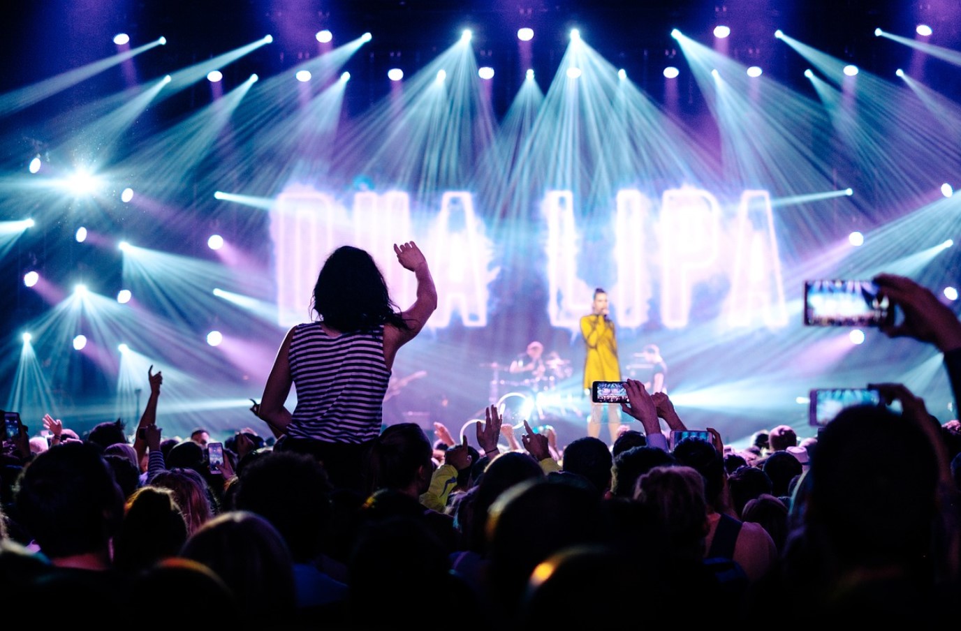 화려한 조명을 활용한 공연