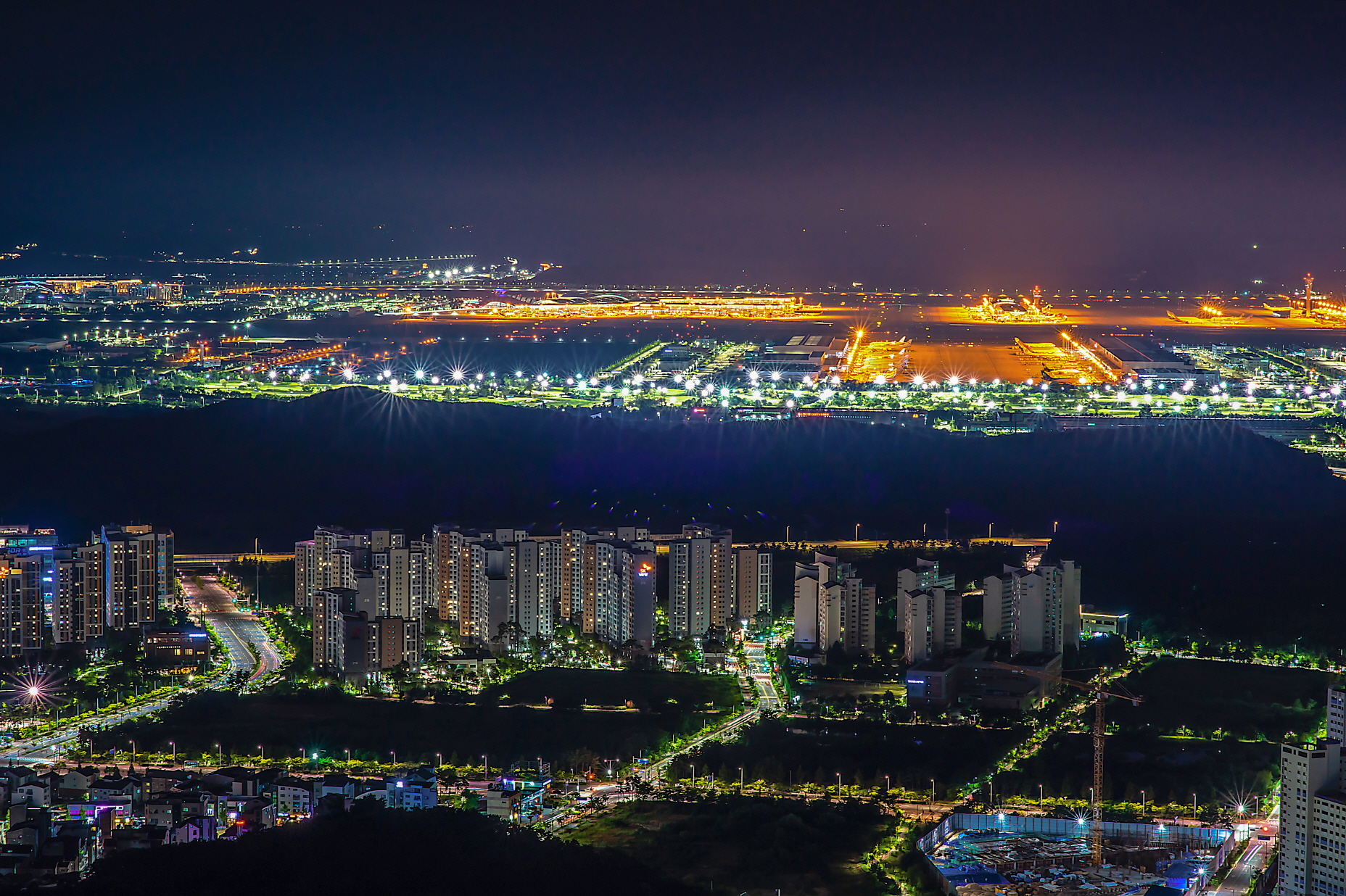뒤에 보이는 불빛들이 인천공항 밤의 모습입니다.