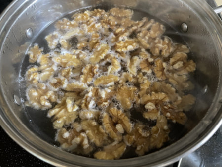 호두 전처리 - 끓는물에 데치기