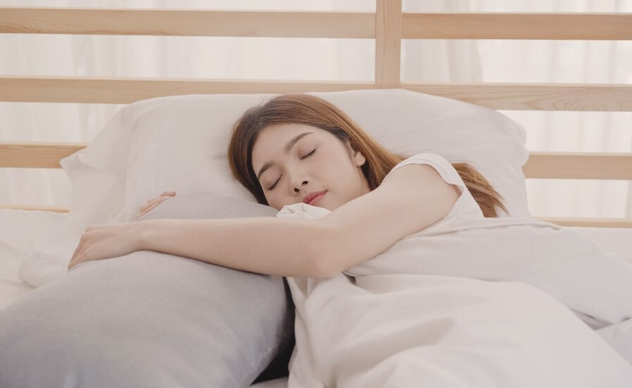 충분한 수면을 취하는 여성