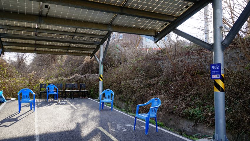 끊어진 자전거길 종점, 종점 지나면서는 무성한 잡초, 태양광패널 지붕엔드, 패널 기둥에 붙은 기둥번호 902, 바닥에 놓인 파란 프라스틱 의자 네 개,