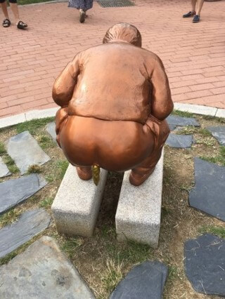 수원-똥-박물관-어른이-똥싸는-모습-동상