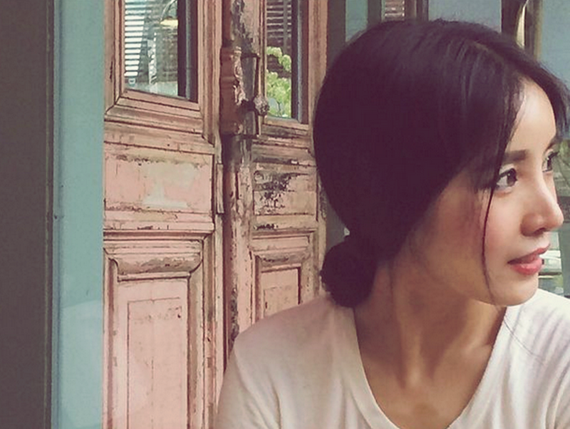 유미가 다른곳을 보고있는 사진