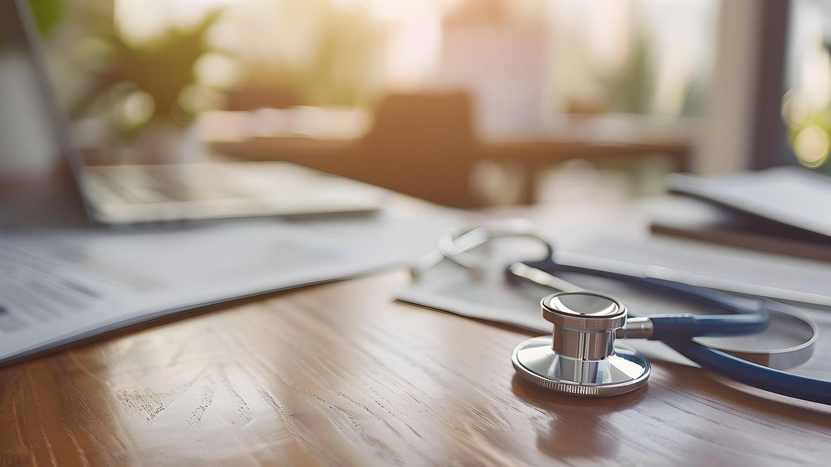 책상 위에 놓인 의료 진단 문서들