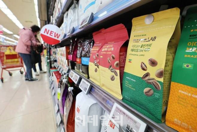 서울 대형마트의 한 커피 매대