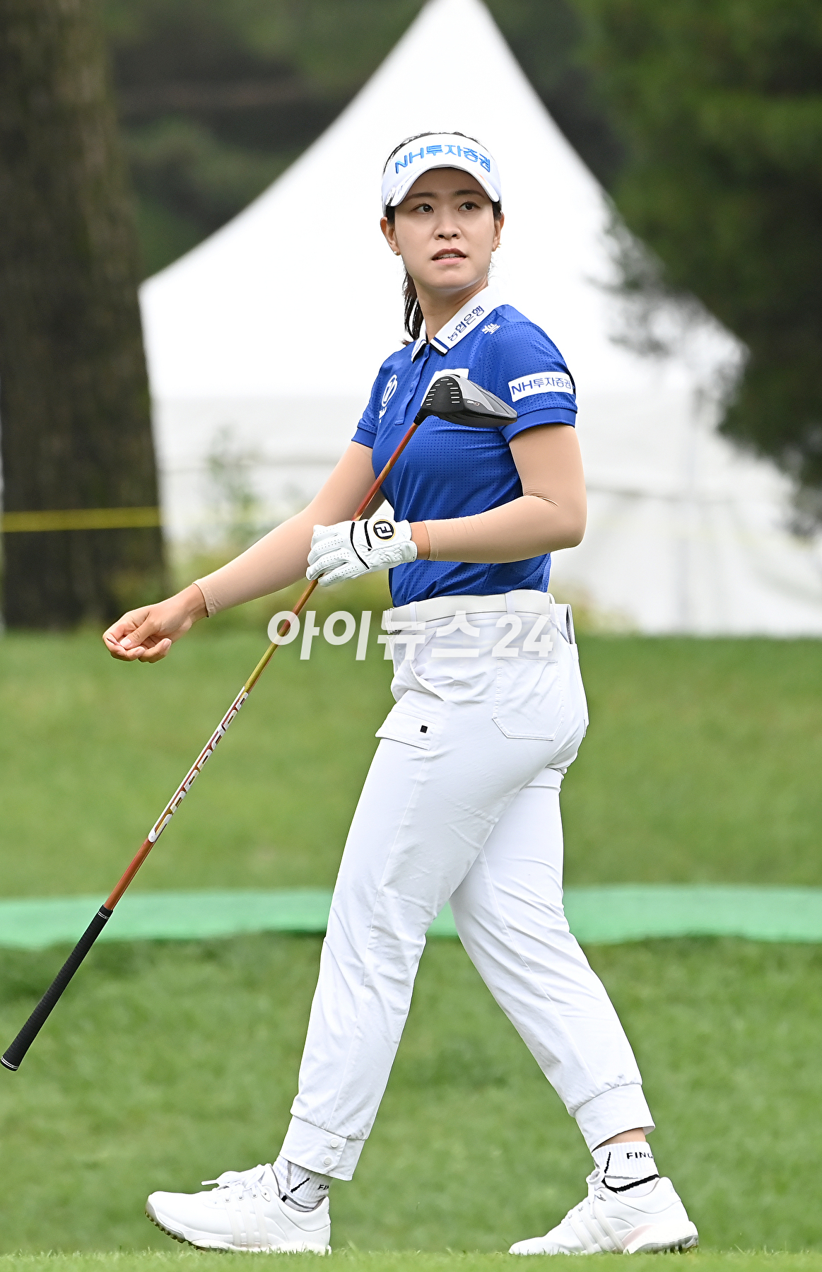 박민지(25&middot;NH투자증권)가 한국여자프로골프(KLPGA) BC카드&middot;한경 레이디스컵(총상금 8억원)에서 짜릿한 역전 우승으로 타이틀 방어에 성공했다. 대회 최종 3라운드에서 버디 6개와 보기 한 개를 묶어 5언더파 67타를 기록했다.박민지가 경기를 마무리하고 있다. [사진=곽영래 기자]