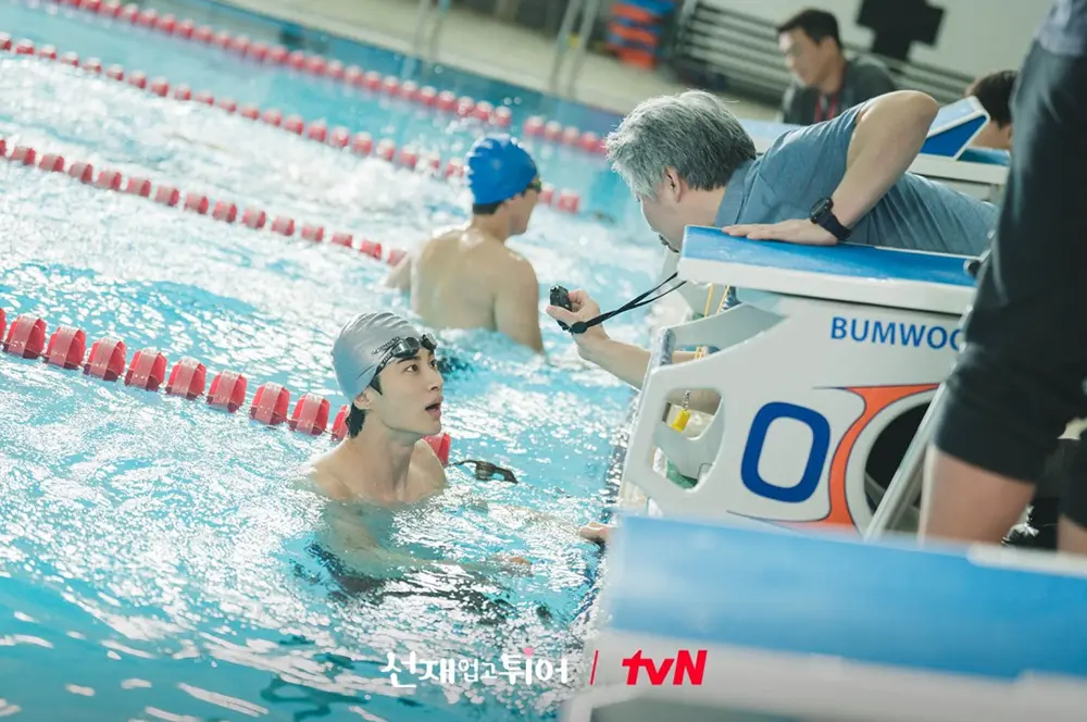 tvn출처-수영경기-후-기록-확인하는-선재-현장포토