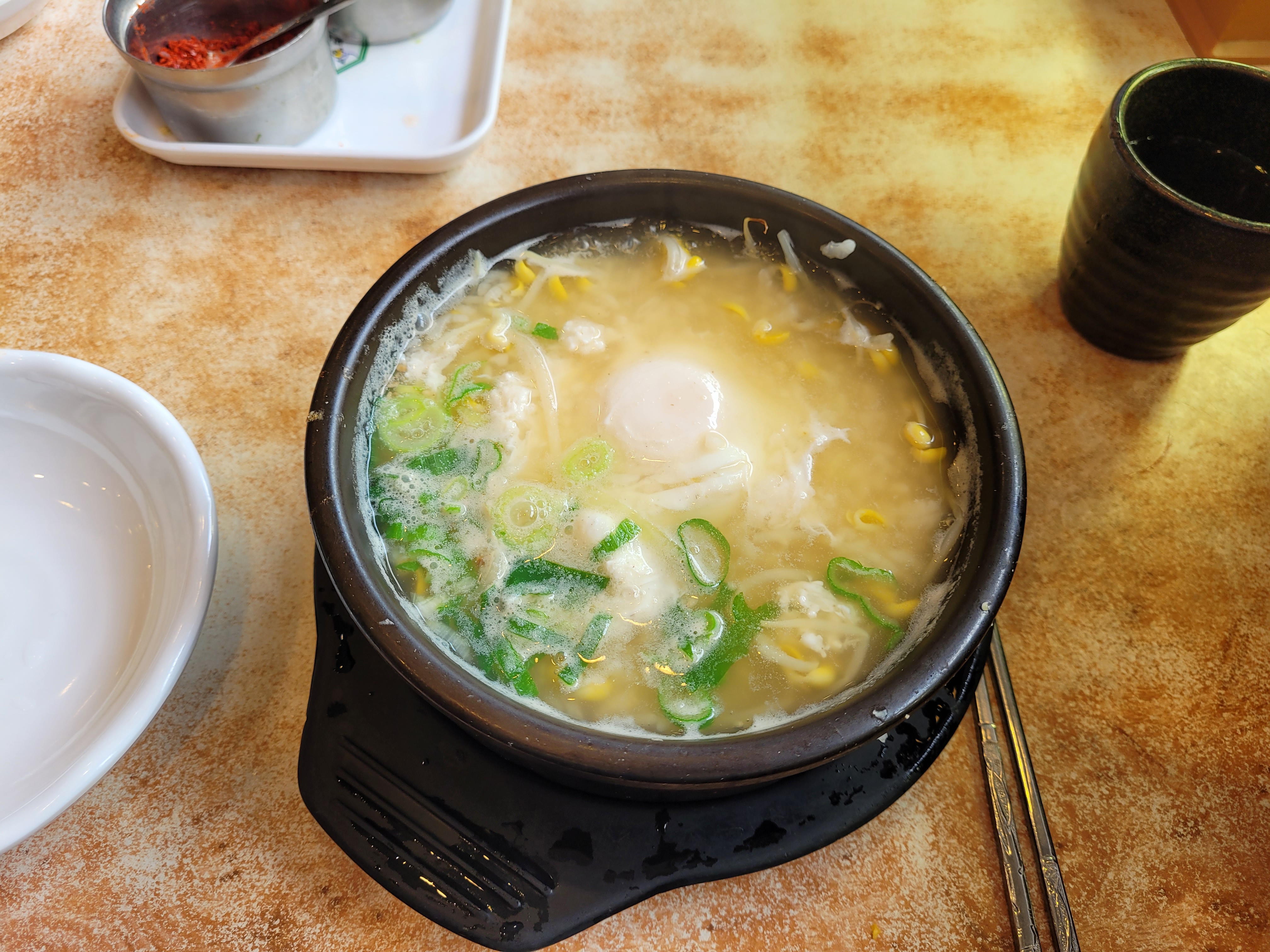 계란을 동동 올린 콩나물국밥