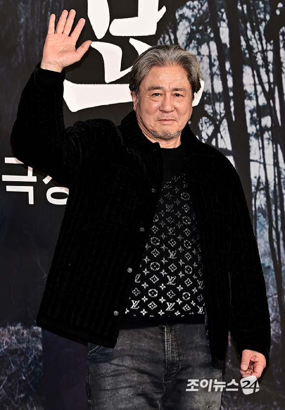 배우 최민식이 17일 오전 서울 중구 더 플라자 호텔 서울에서 진행된 영화 &#39;파묘&#39;(감독 장재현) 제작보고회에 참석해 포즈를 취하고 있다. [사진=곽영래 기자]