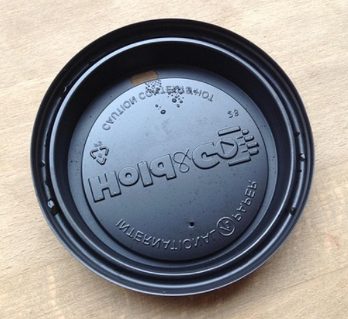 리싸이클링을 위한 병뚜껑이 버려진 모습