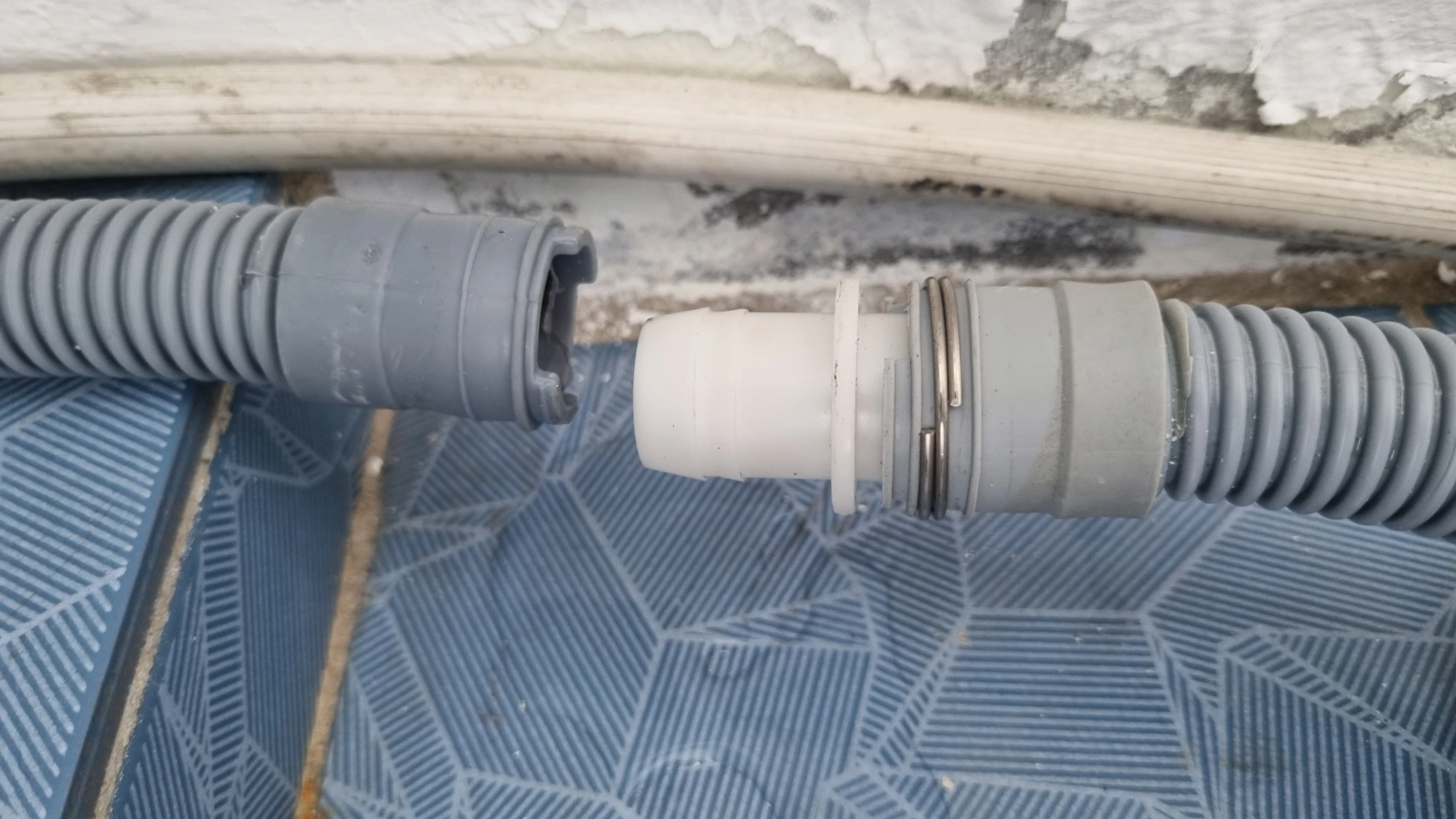 드럼세탁기 배수호스 분리 모습