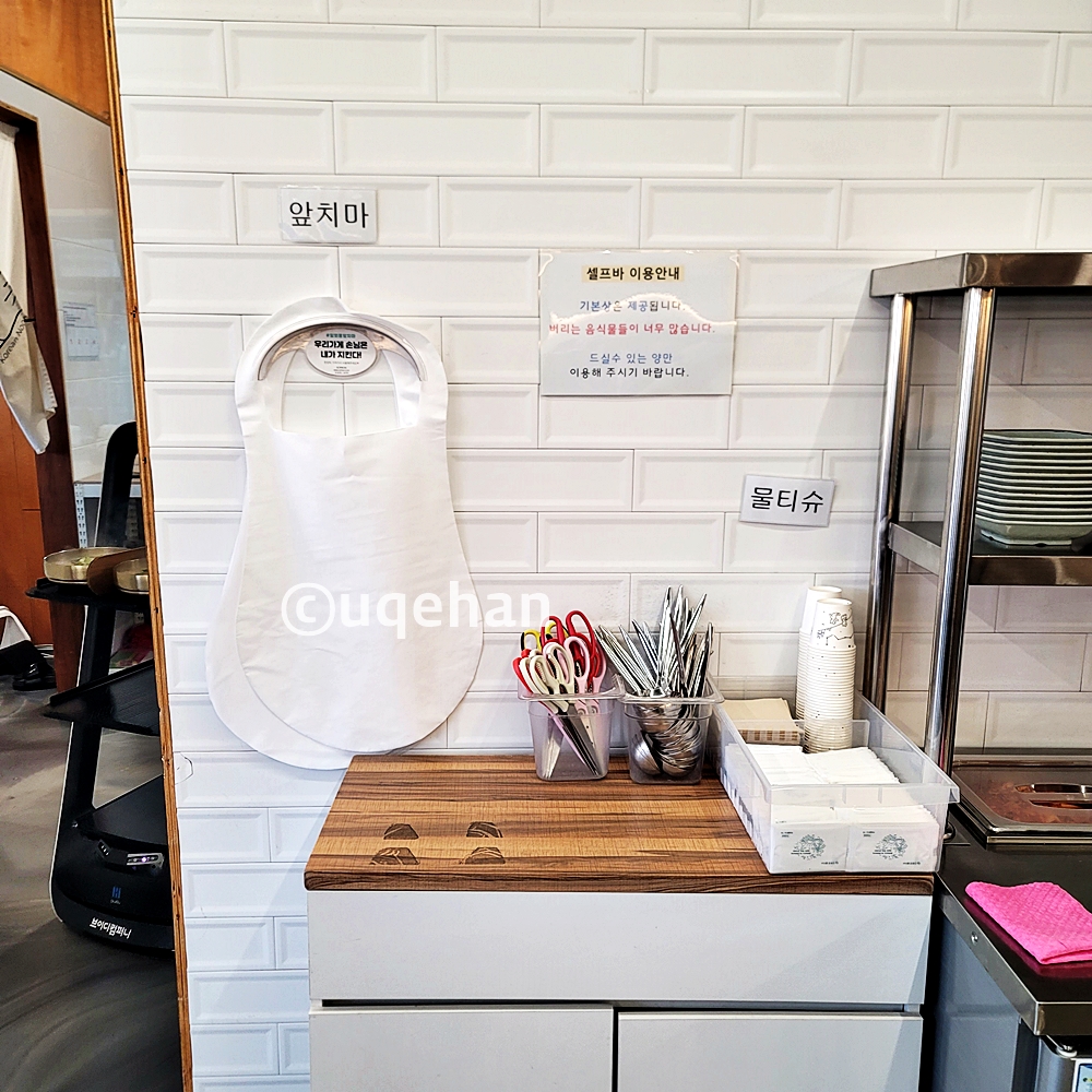 양주 칼국수 밀곳의 셀프바 옆에 앞치마와 물티슈등을 가져다 쓸수 있게 미치해놓았다.