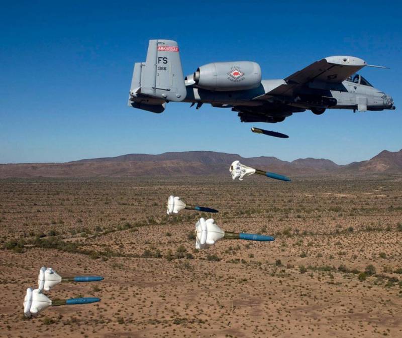 폭탄을 투하하는 A-10 공격기
