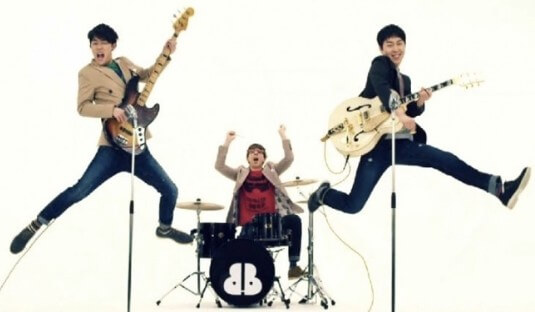 버스커-버스커-멤버인-김태형과-장범준은-베이스와-기타를-들고-다리를-벌려-점프를-하고-있고,-브래드는-드럼의자에-앉아-두-손을-위로-들어--올린-사진