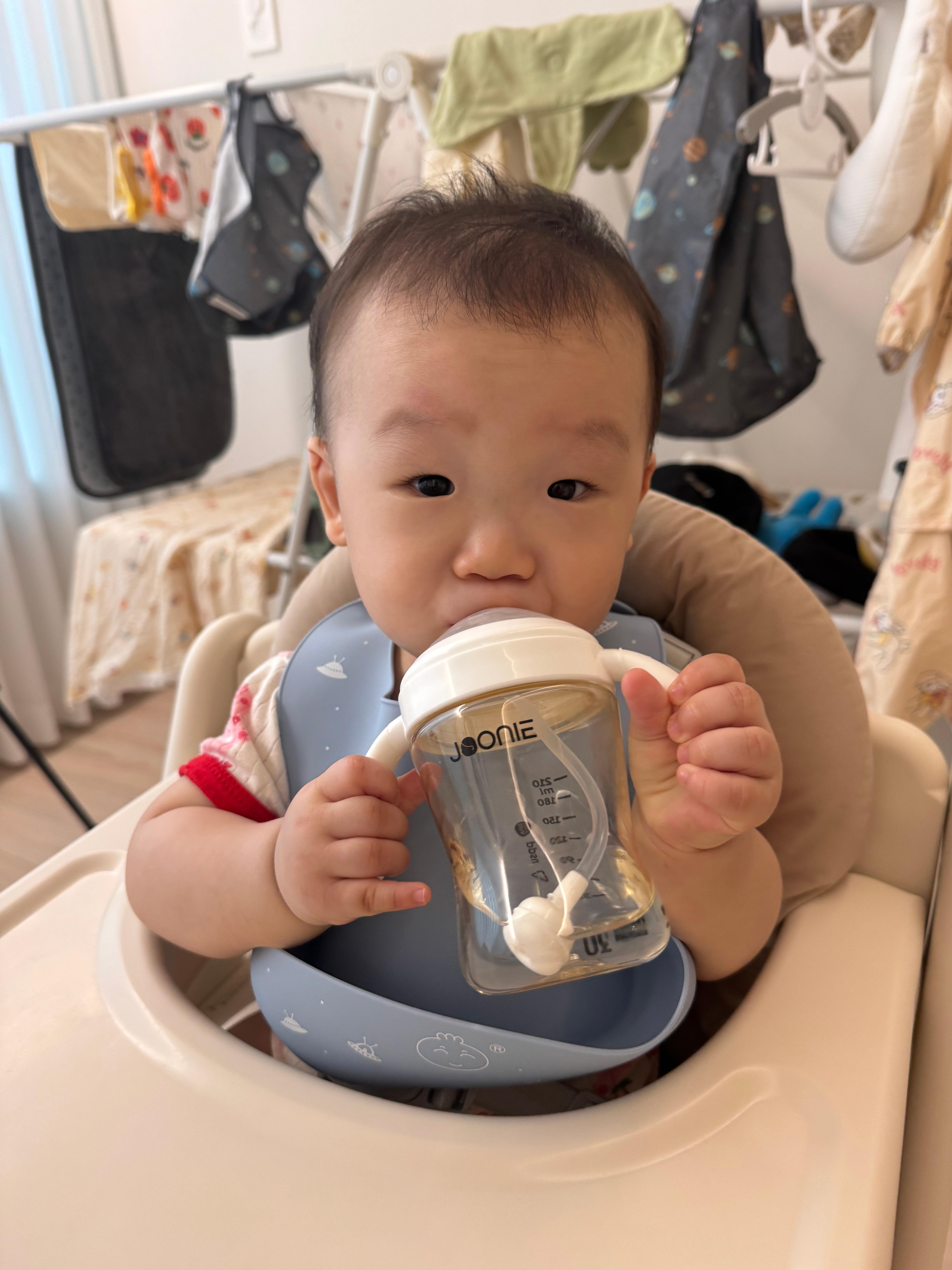 이유식 먹기 전 물 마시는 10개월 아기 모습