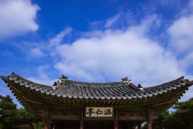 푸른 하늘과 궁궐의 모습