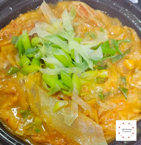 대패삼겹살김치찜-대파와 참치액 넣고 약불에서 조리기