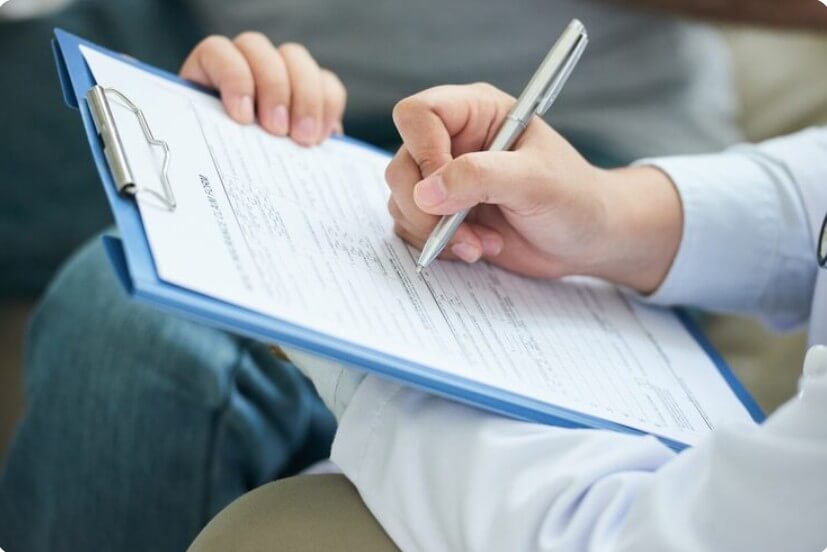 서류 심사하는 모습