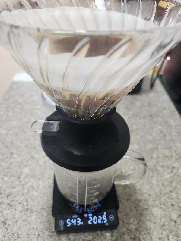 저울 위에 하리오 스위치와 서버가 올려져있다. 추출 막바지로 5분 43초가 넘어서고 있다.