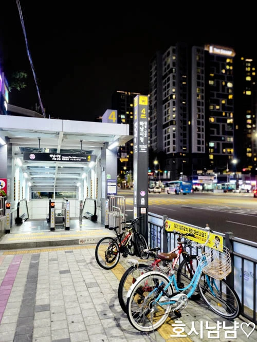 하남시청역 4번 출구 야경 전경 &ndash; 24시 무인 프린트카페 바로 앞 위치&amp;#44; 대중교통 이용이 편리한 위치