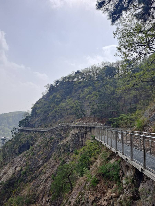 절벽에 나 있는 잔도