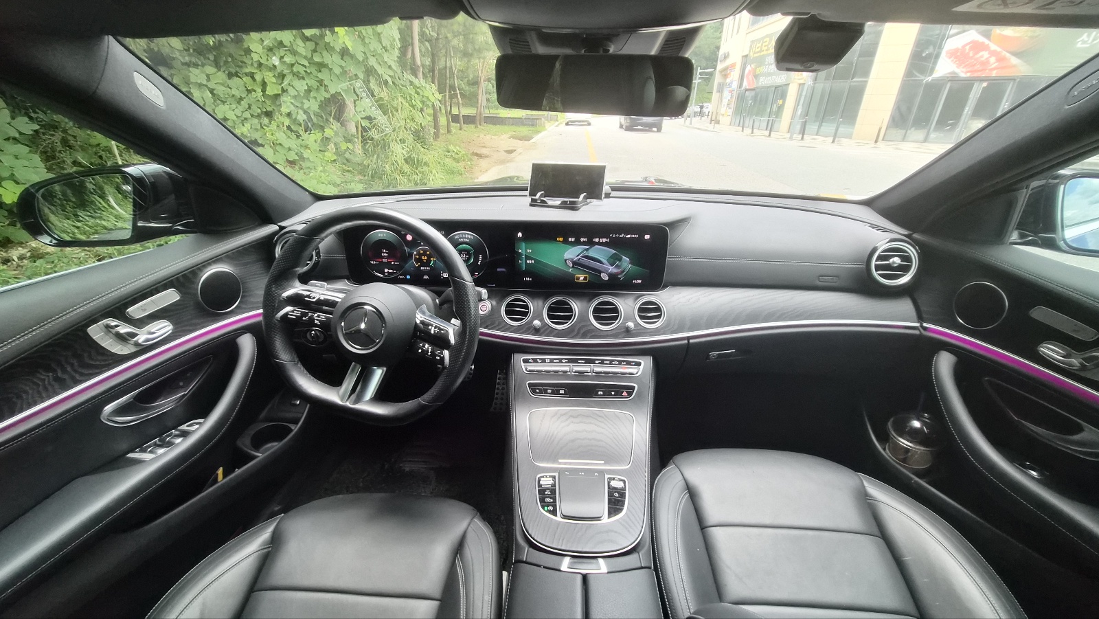 운전석 전경; 와이드 스크린 위 중앙에 논슬립 거치대와 스마트폰이 자리해 전방 시야를 가리지 않는 배치