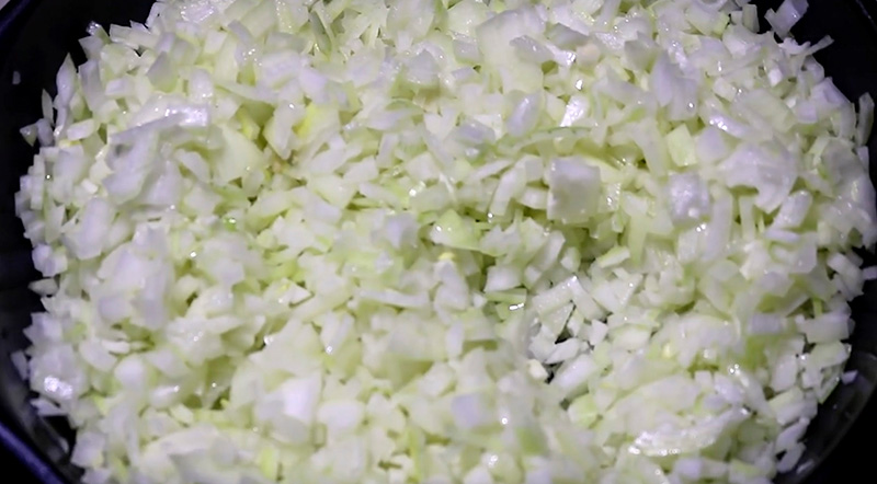 잘게 썬 양파를 팬에 볶는다