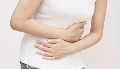 장염에 걸려 배가 아픈 사람 이미지