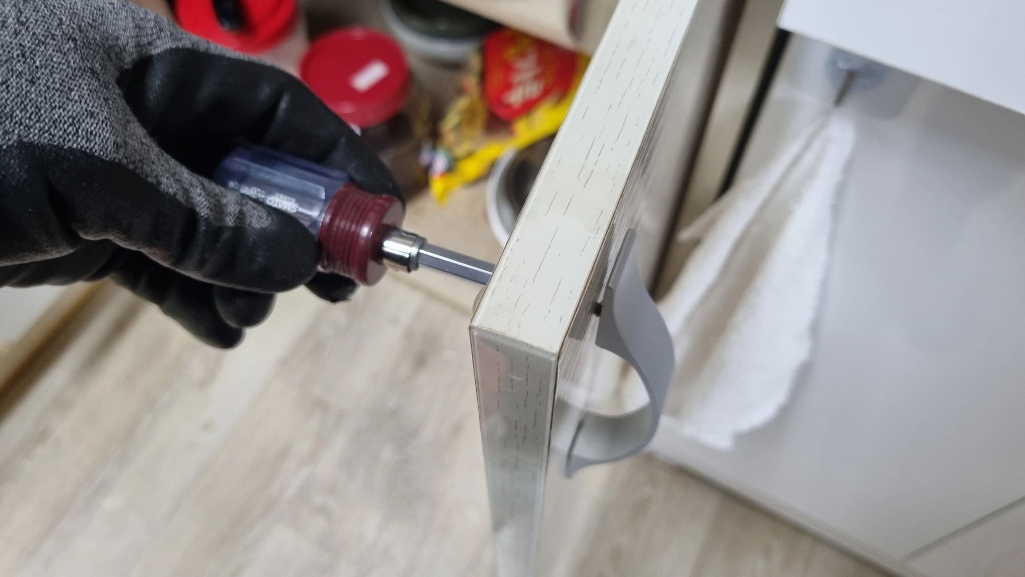 손잡이 고정하는 모습