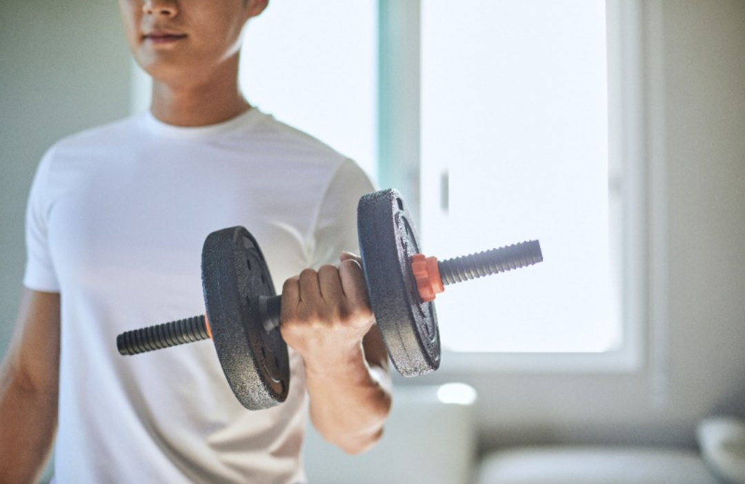 덤벨 들고 운동을 하고 있는 남자의 모습